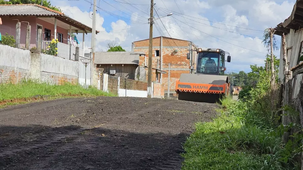 Ruas do bairro Estação Nova recebem manutenção com material fresado